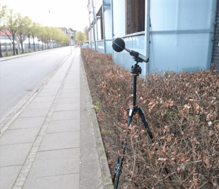 Orienterende måling af støj fra IC3 tog, der holder på baneareal. Målingen blev dels brugt til at vurdere tydeligt hørbare toner, og samtidig blev den model-beregnede støj verificeret.