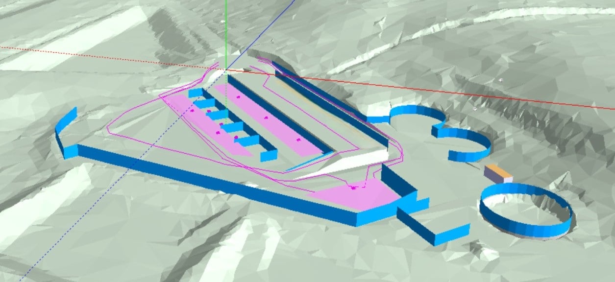 SoundPLAN® model for genbrugsstation. Det blå er planlagte og eksisterende støjskærme. Det pink er støjkilderne, hvor der i denne model indgår linjekilder (køreveje), punktkilder (fx optag-afsat af containere) og fladekilder (arbejdsområder). For hver eneste støjkilde er kildestyrken fastlagt jf. beregningsmetoden fra 1993.
Når man regner med modellen finder SoundPLAN® transmissionsvejene og beregner støjbidragene for hver kilde i hvert punkt i beregningsområdet