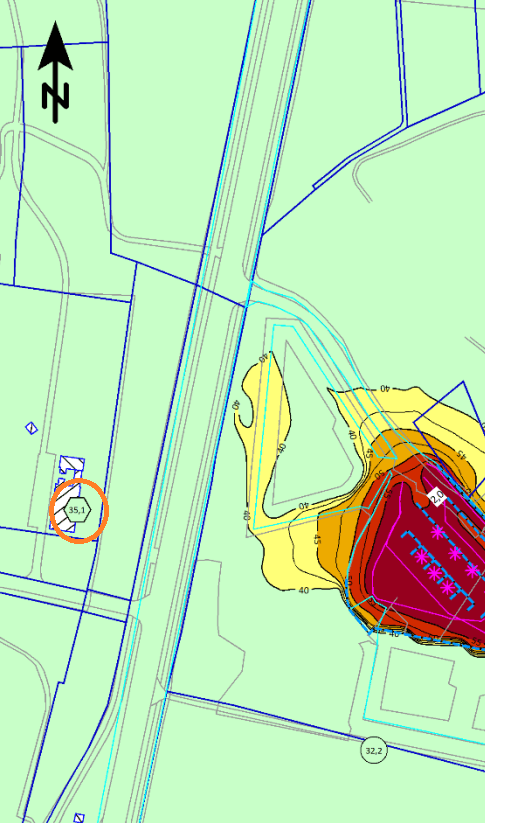 Resultat for støjkortlægning af genbrugsstation. På facaden af boligen til venstre i billedet er støjbelastningen beregnet (markeret med orange). Denne beregning svarer principielt til en måling som vist på fotoet til venstre. Støjen er beregnet i hele det farvelagte område